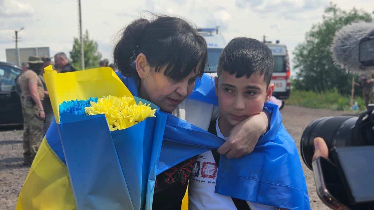 Зображення посту: Не бачилися два роки: колишня військовополонена з Маріуполя зустрілася з сином