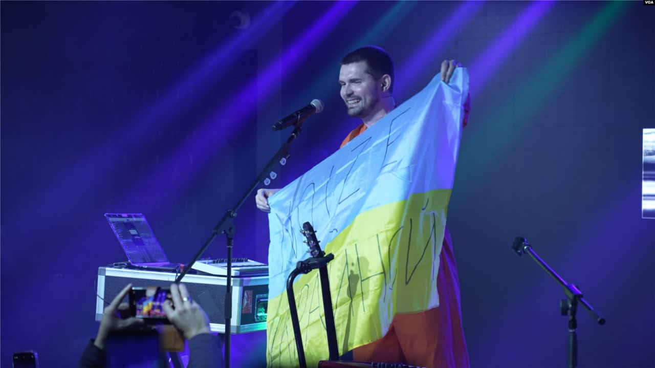 Зображення посту: Noize MC заспівав українською у футболці з написом «Азов»