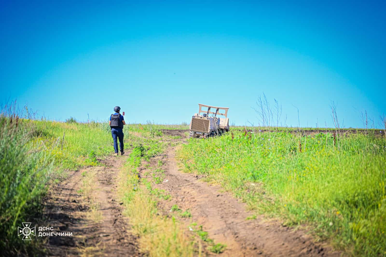 Зображення посту: Рятувальники Донеччини розміновують поля безпілотною машиною