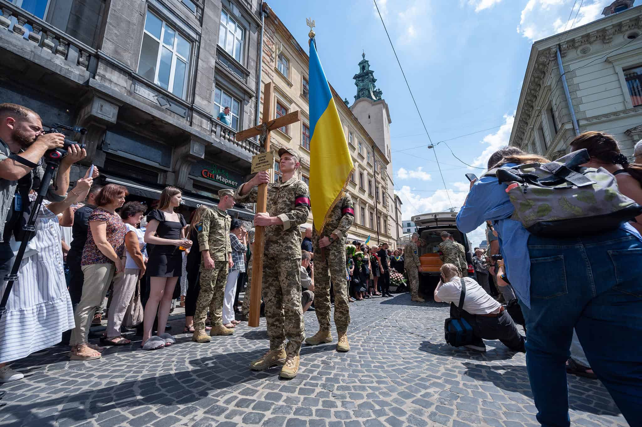 Зображення посту: Тисячі людей прийшли попрощатися: Ірину Фаріон поховали у Львові