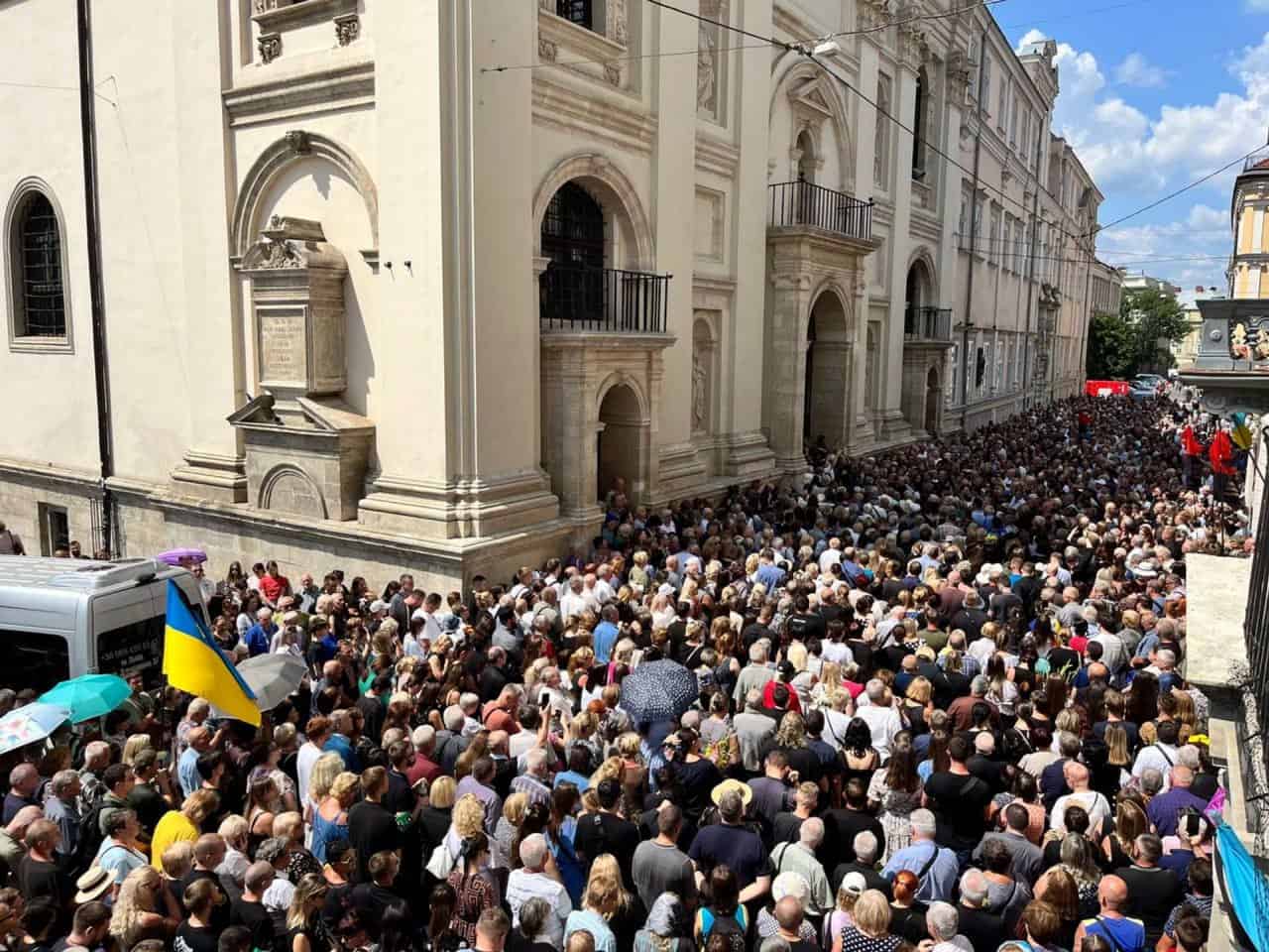 Зображення посту: Тисячі людей прийшли попрощатися: Ірину Фаріон поховали у Львові