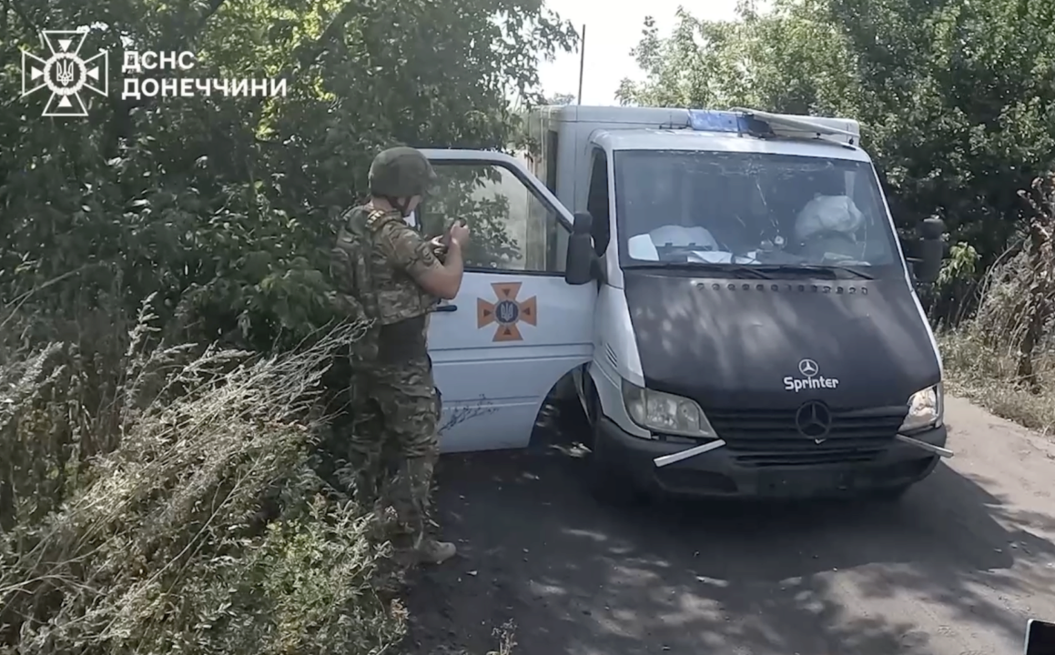 Стаття: Рятувальники потрапили під обстріл армії РФ під час евакуації цивільних на Донеччині