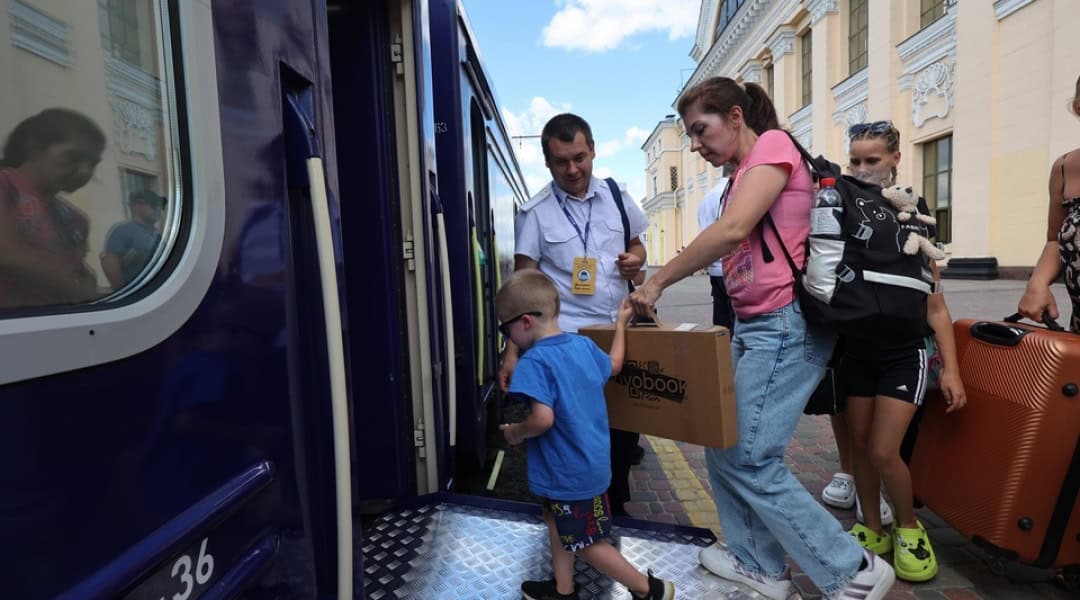 Зображення посту: Зі Сходу на Захід. «Укрзалізниця» відправила в перший рейс дитячий вагон