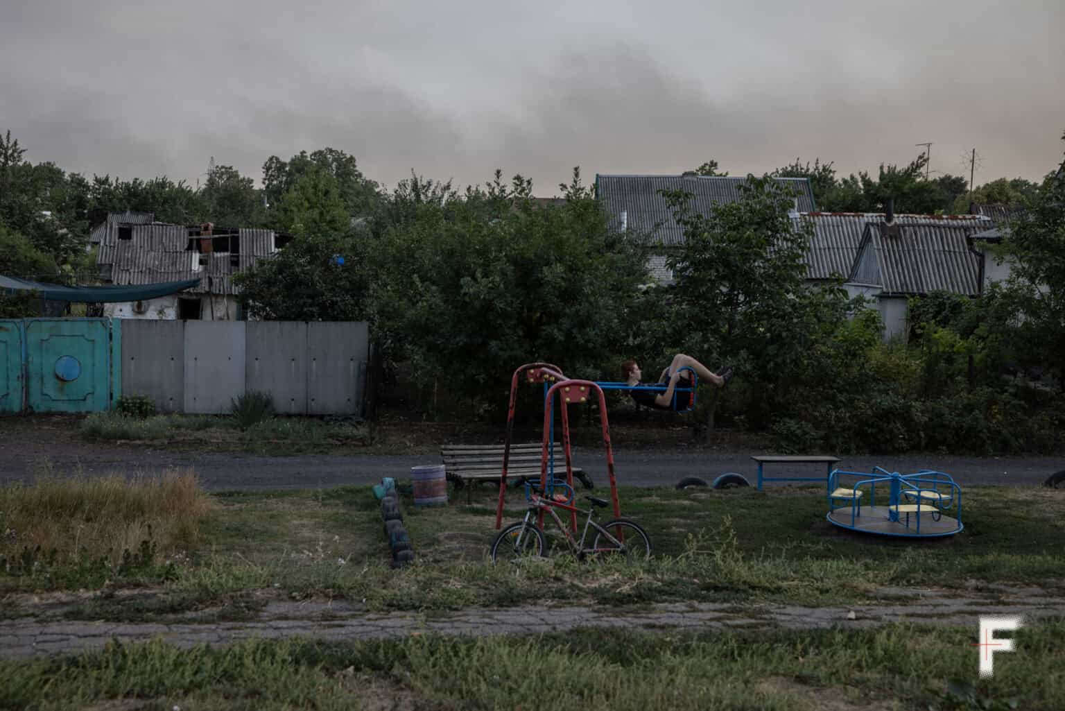 Зображення посту: Фоторепортаж з Покровська: люди евакуюються, але деяких тримають в місті старенькі батьки чи худоба