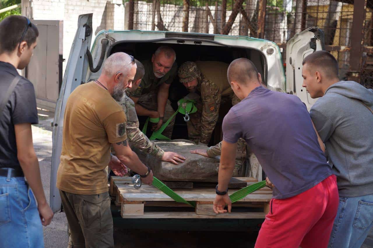 Зображення посту: З Донеччини евакуювали унікальну 900-річну половецьку статую