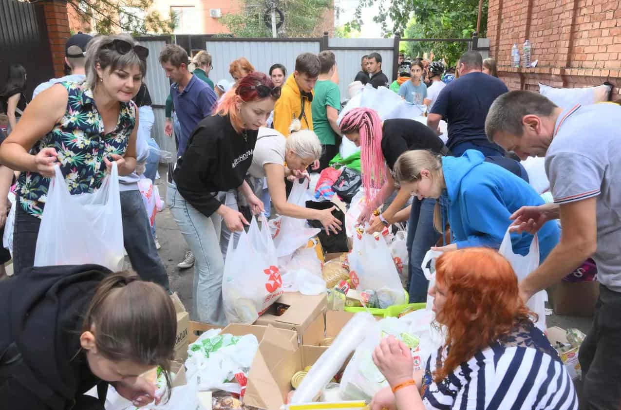 Зображення посту: У Маріуполі окупанти примушують людей збирати «гуманітарку» для Курської області РФ