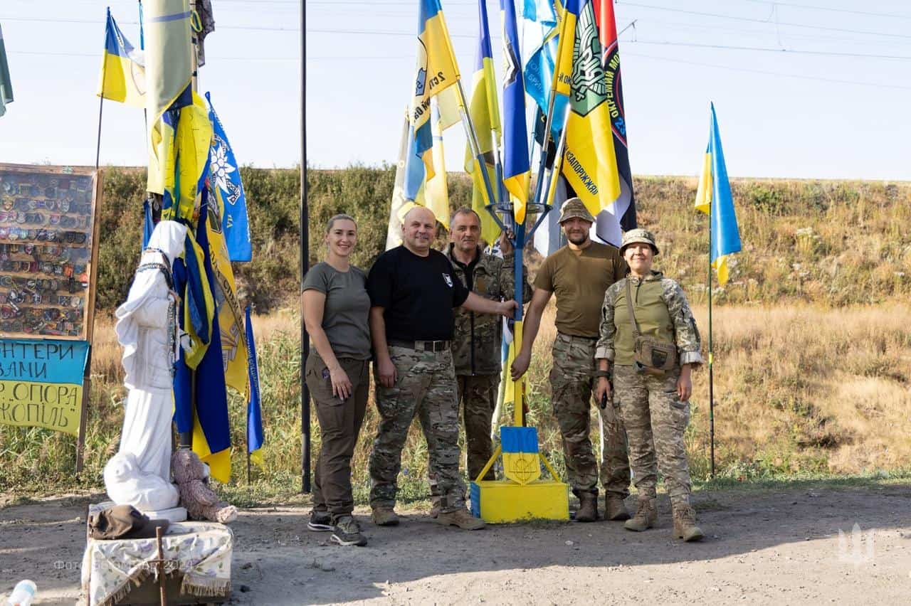 Стаття: Біля стели на Донеччині з’явились прапори Маріупольської бригади та її підрозділів