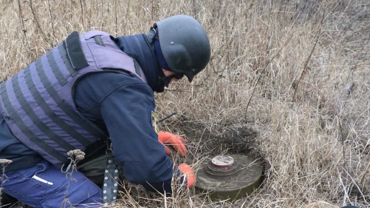 Зображення посту: З початку повномасштабної війни в Україні розміновали понад 5 тисяч км² територій