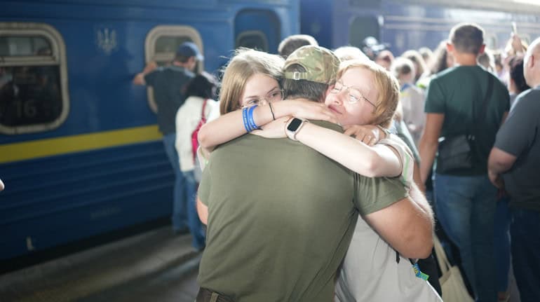 Стаття: У Києві потяг з Краматорська зустрічали під пісню «Воїни світла»