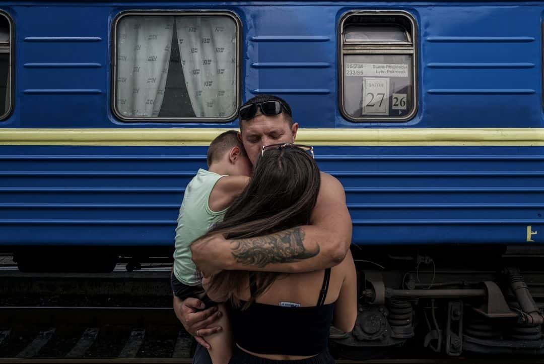 Зображення посту: «Величезні сумки та коробки, в яких вміщено все життя»: фотографи Ліберови показали евакуацію з Покровська