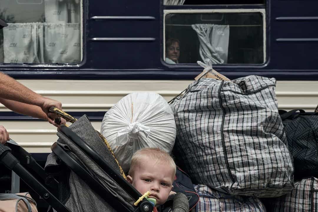 Зображення посту: «Величезні сумки та коробки, в яких вміщено все життя»: фотографи Ліберови показали евакуацію з Покровська