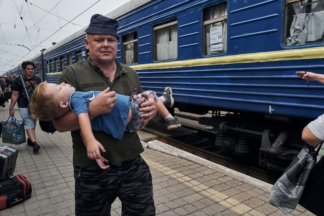 Зображення посту: «Величезні сумки та коробки, в яких вміщено все життя»: фотографи Ліберови показали евакуацію з Покровська