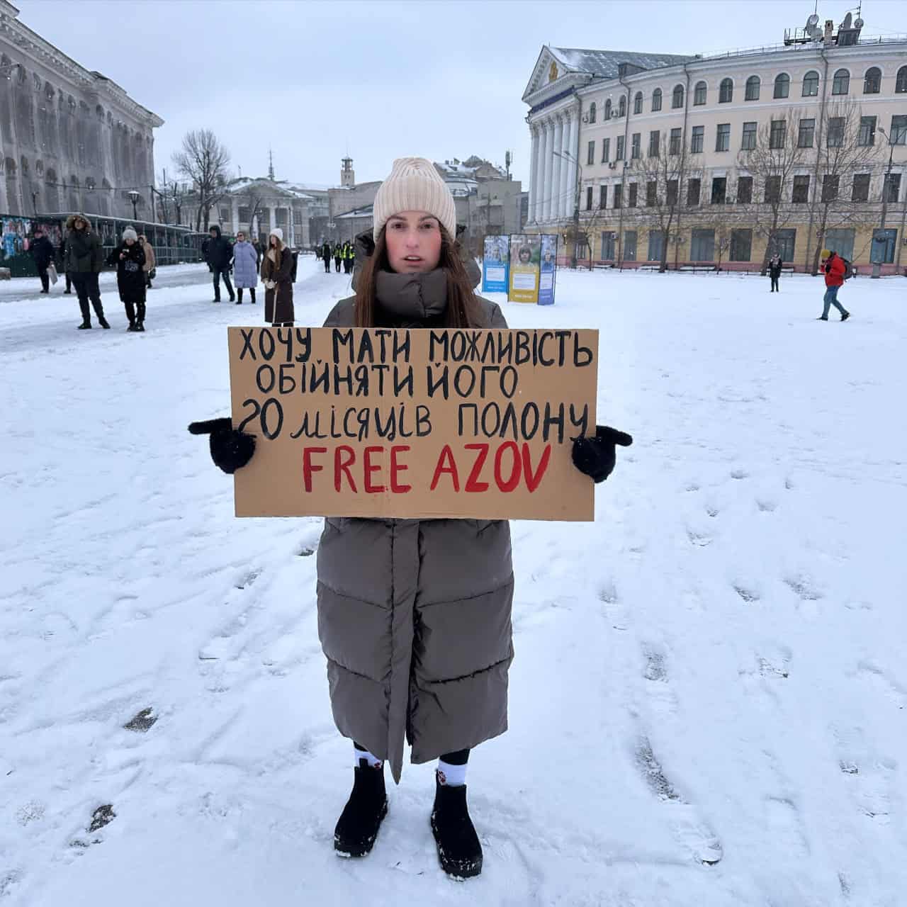 Зображення посту: «Папі Римському ми подарували копію інсталяції у вигляді рук полонених, закованих у кайданки». Наречена захисника Маріуполя розповіла як бореться за його повернення