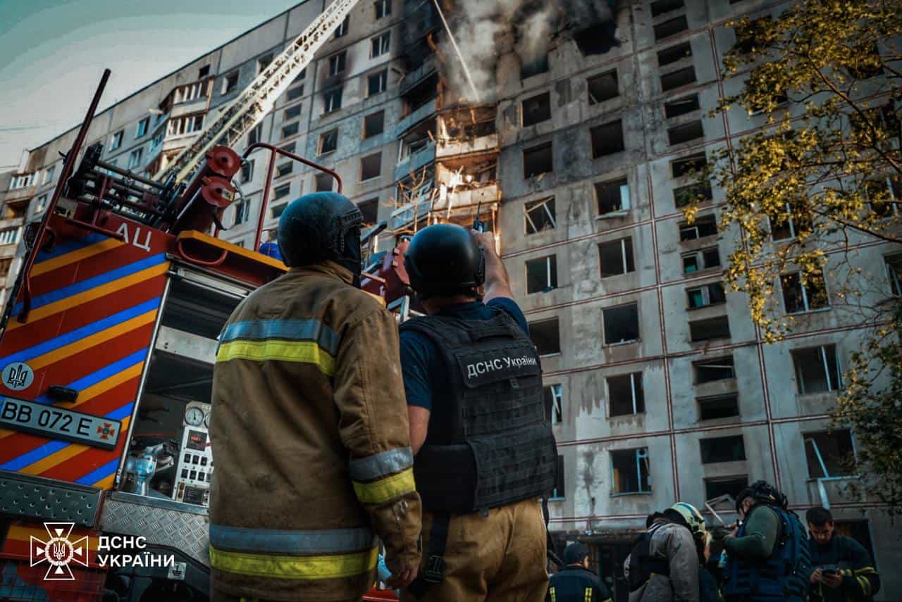 Зображення посту: У Харкові після ворожого обстрілу ДСНС врятували собаку та її власника