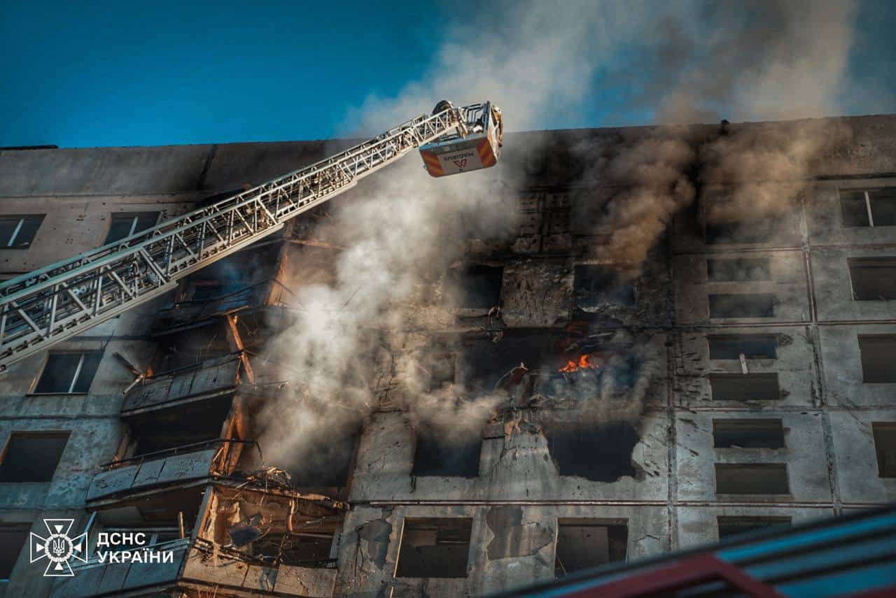 Стаття: У Харкові після ворожого обстрілу ДСНС врятували собаку та її власника