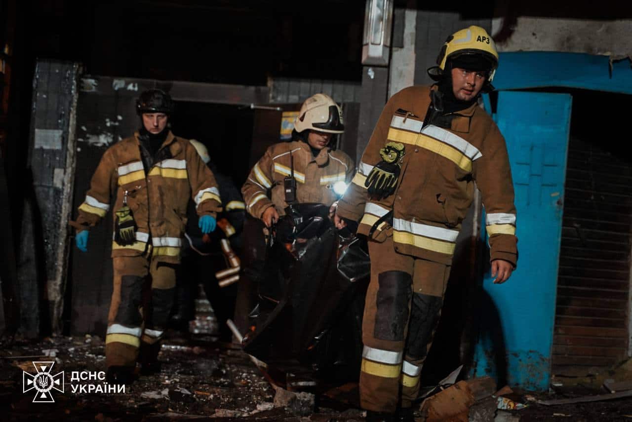 Зображення посту: У Харкові після ворожого обстрілу ДСНС врятували собаку та її власника