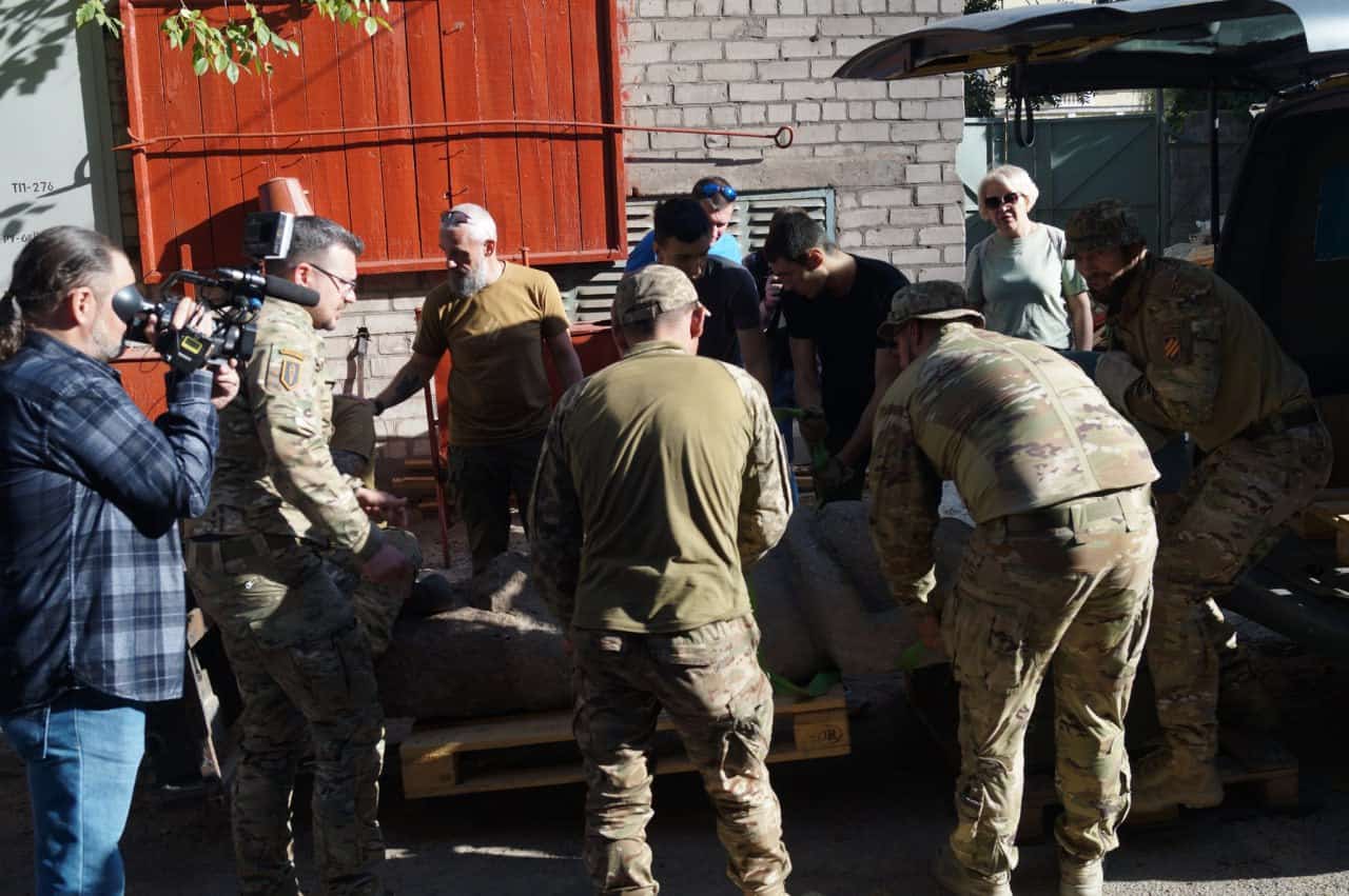 Зображення посту: До Дніпра з Покровська привезли половецьку бабу, якій близько 800 років