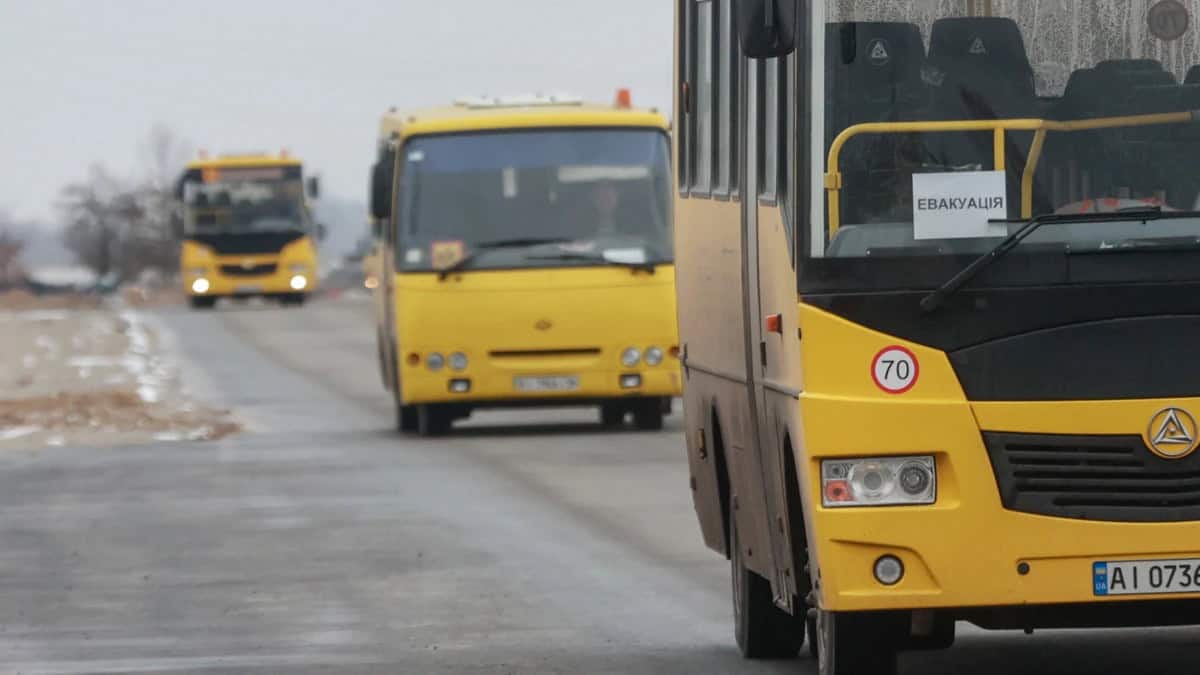 Стаття: Евакуаційний автобус: волонтери збирають заявки на виїзд з Покровська 1 листопада