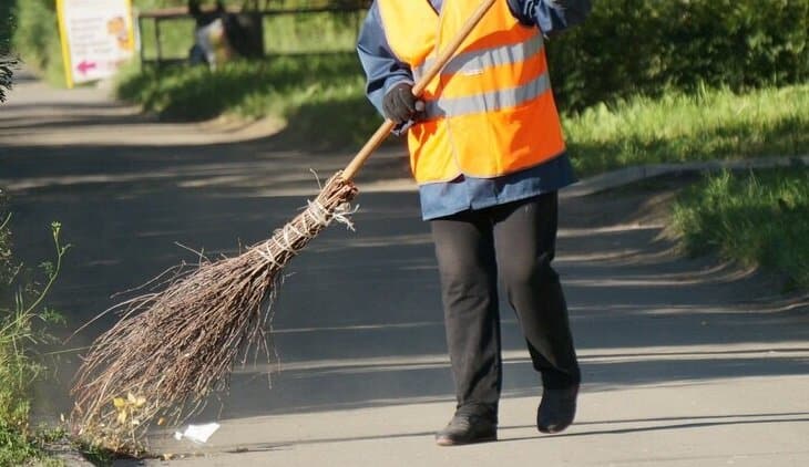 Стаття: На окупованій Луганщині вже кілька місяців затримують зарплати комунальникам