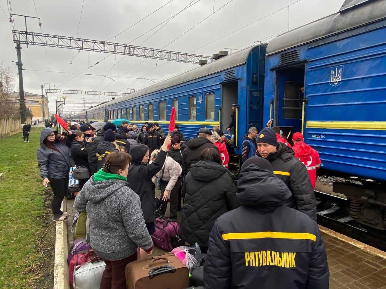 Стаття: Евакуаційний поїзд з Донеччини курсуватиме до Львівської області