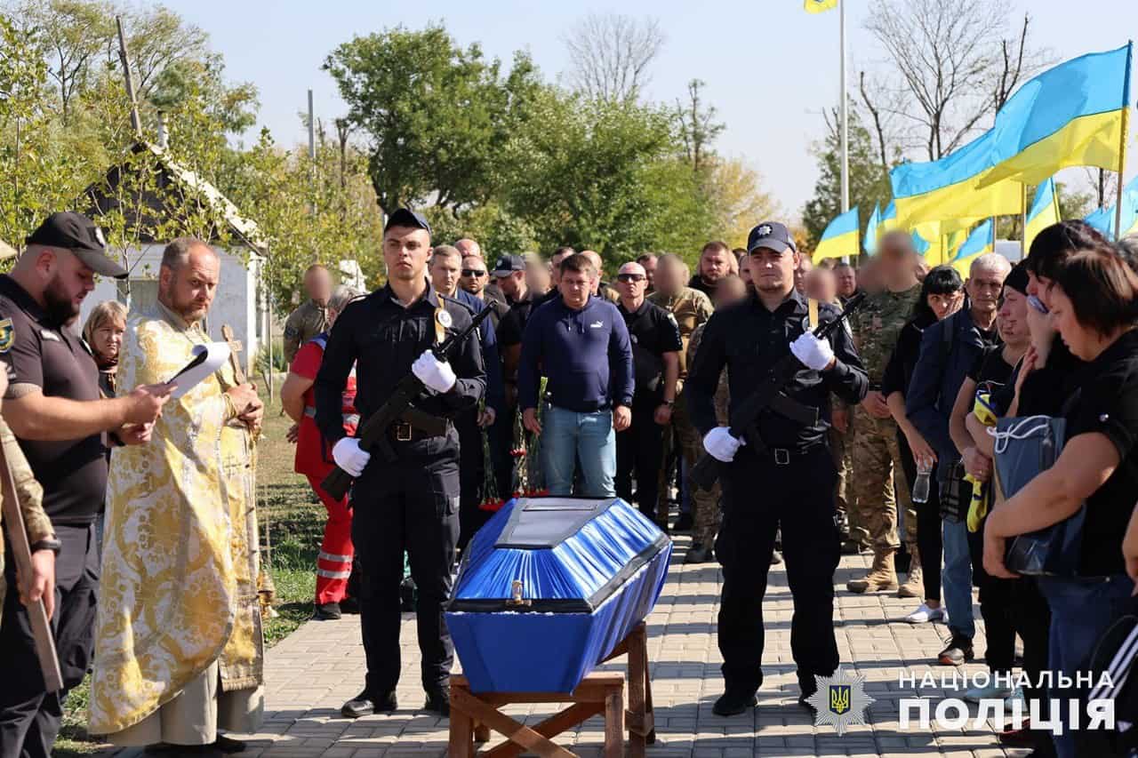 Стаття: На Донеччині попрощалися з поліцейськими-вибухотехніками, які загинули під час виконання службових обов’язків