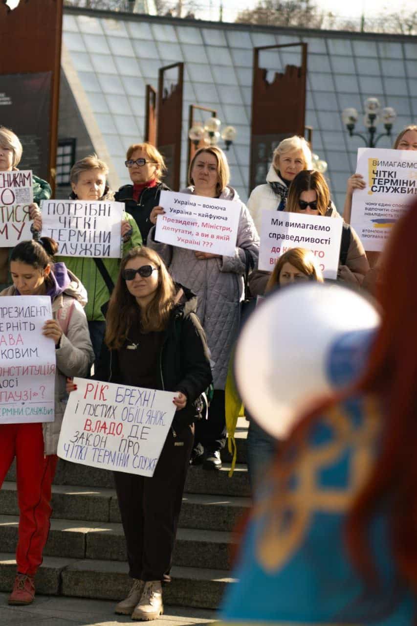 Зображення посту: В Україні рідні військових вийшли на акцію за чіткі терміни служби