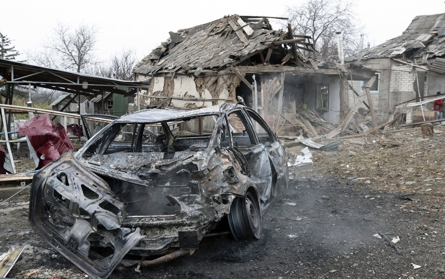 Стаття: У мережі показали наслідки обстрілу Краматорська – бомба влучила у дорогу