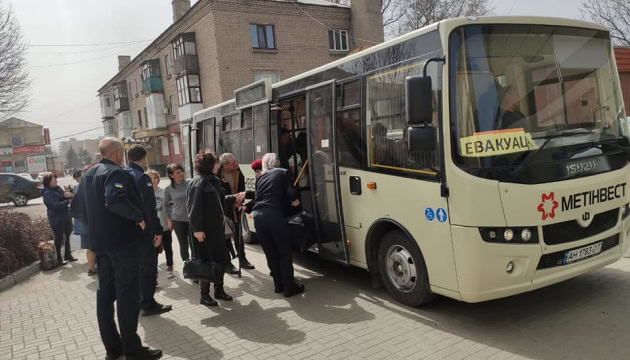 Стаття: Понад 200 дітей досі не виїхали з громад Донеччини, де оголосили примусову евакуацію