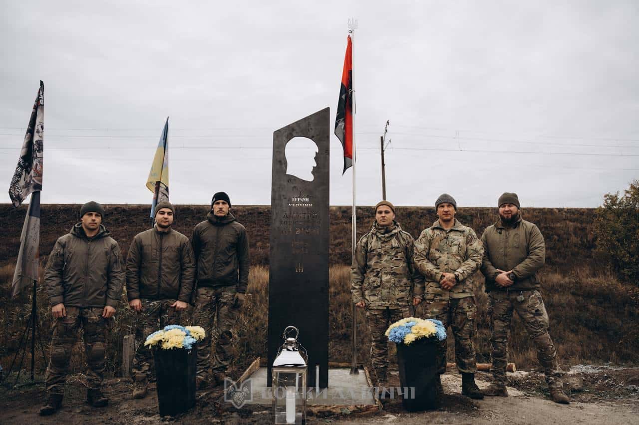 Зображення посту: На Донеччині відкрили пам’ятну стелу на честь загиблого військового Дмитра Коцюбайла