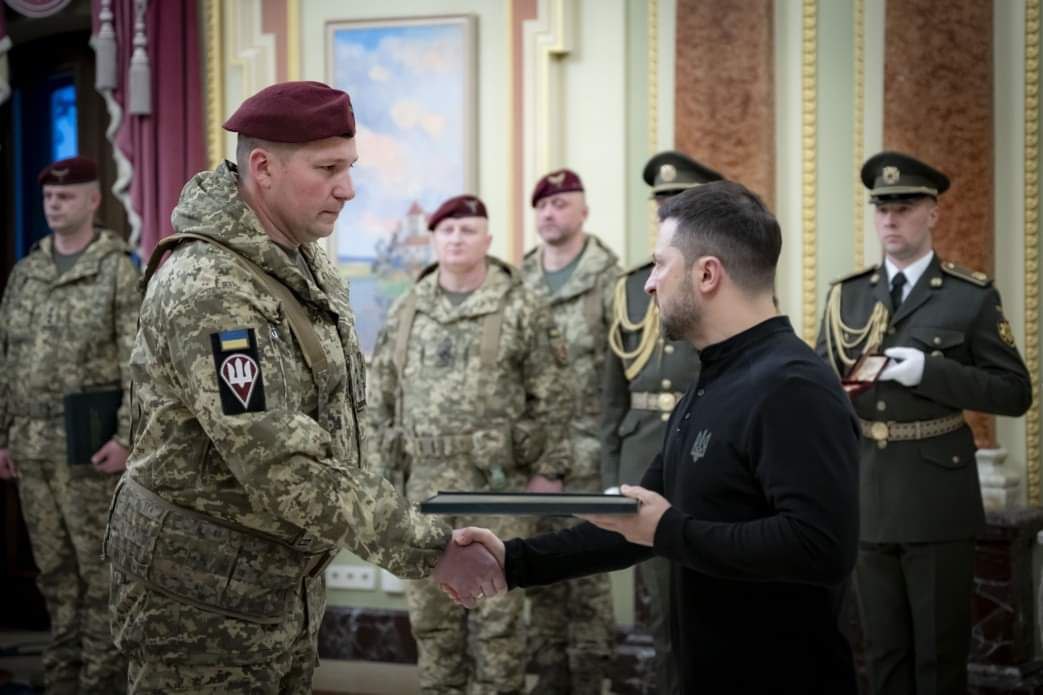 Стаття: «Хрест бойових заслуг»: Президент вручив відзнаку командиру десантників, які нищать ворога на Луганщині