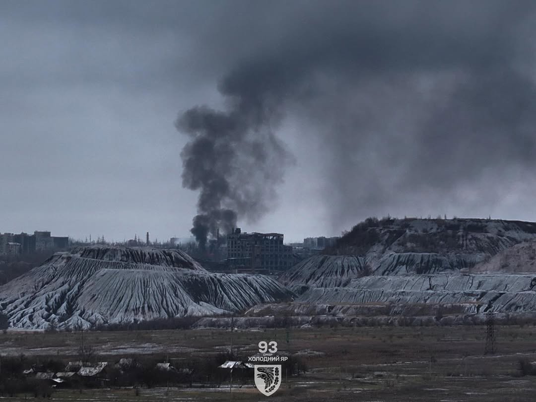 Стаття: Торецьк у вогні: військові показали засніжене місто