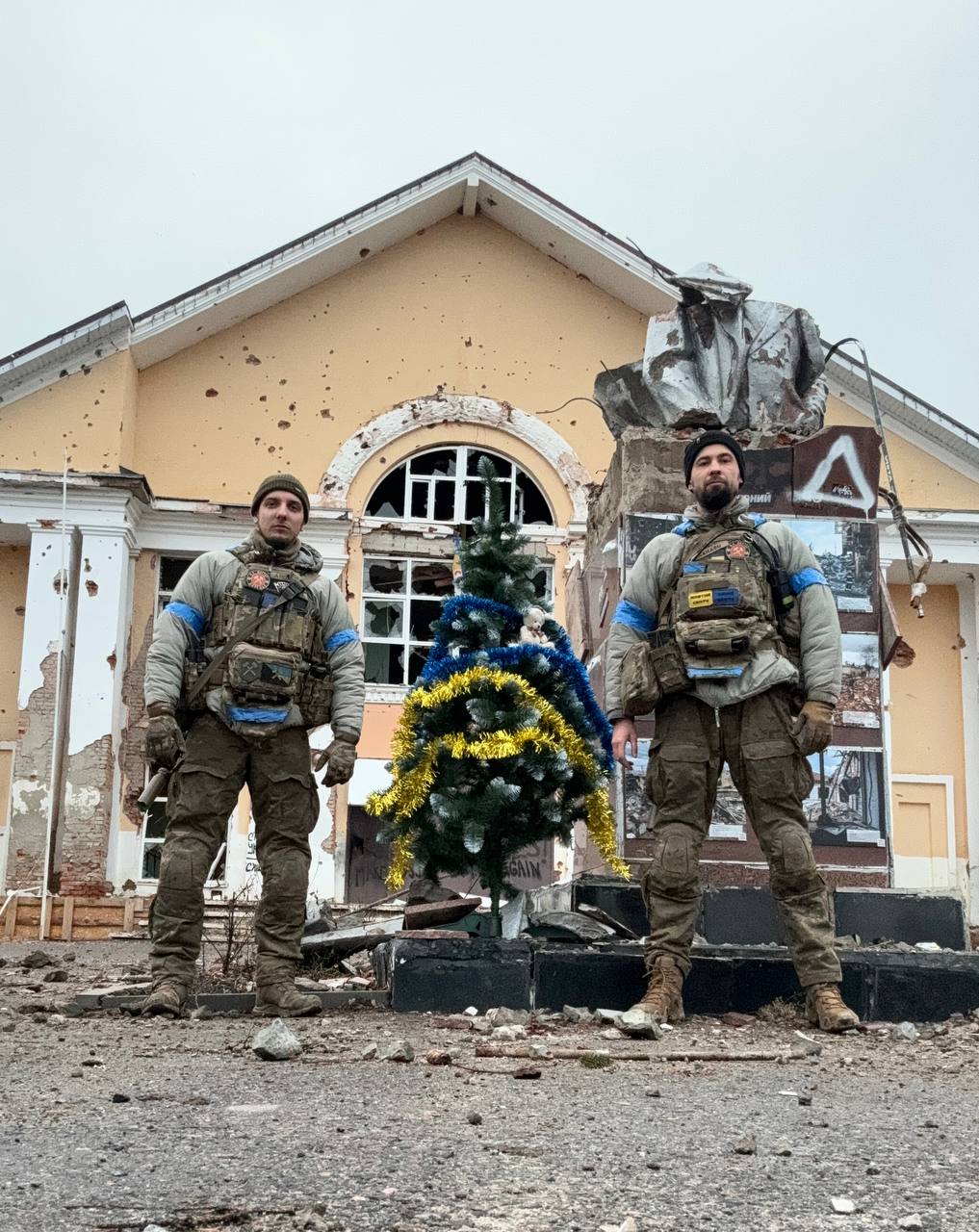 Стаття: Бійці «Східний» та «Донецьк» встановили новорічну ялинку в Суджі