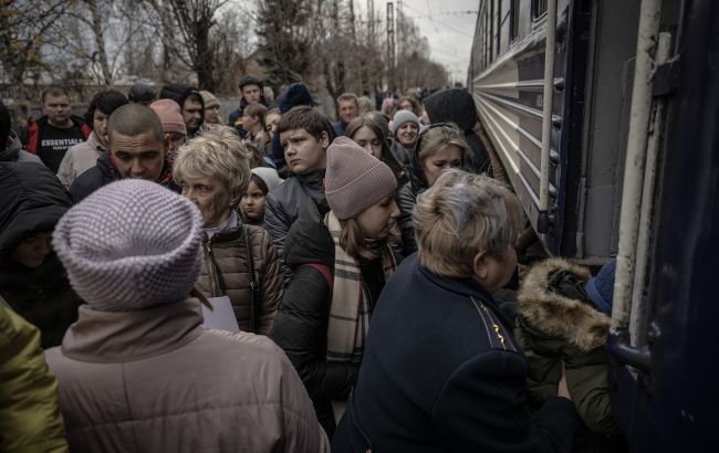 Стаття: За два роки кількість офіційних переселенців з Донеччини зросла на 180 тисяч людей