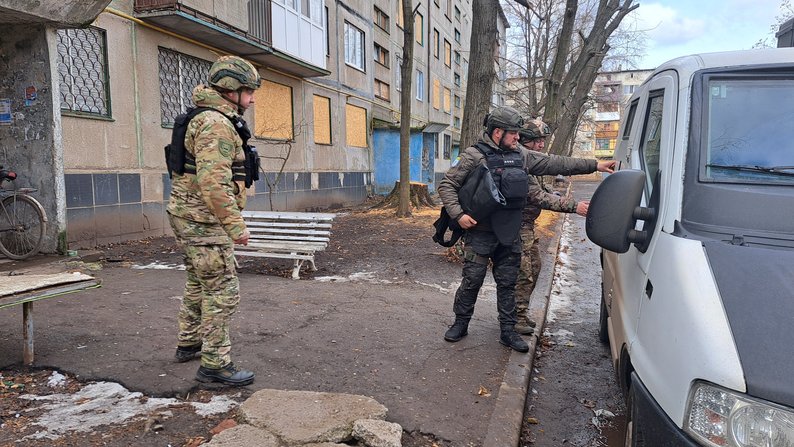 Стаття: У Костянтинівці через російські обстріли все більше людей вирішують евакуюватися