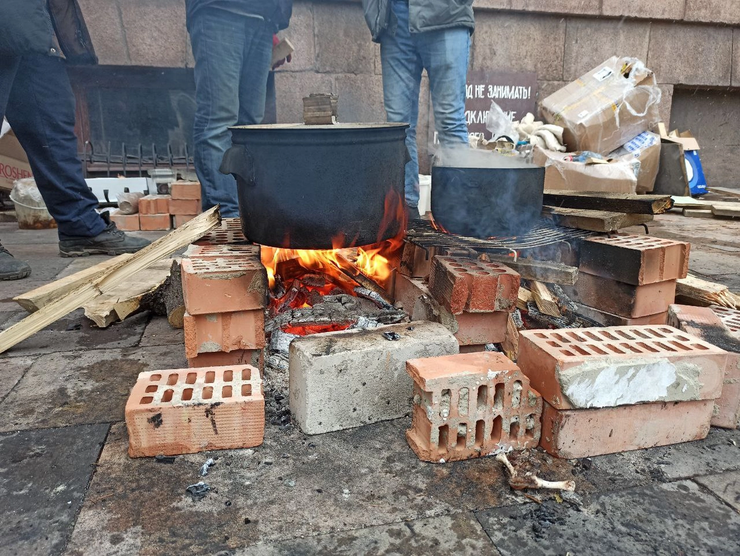 Зображення посту: «Будемо святкувати другий день народження». Тетяна та її мама вижили в драмтеатрі Маріуполя