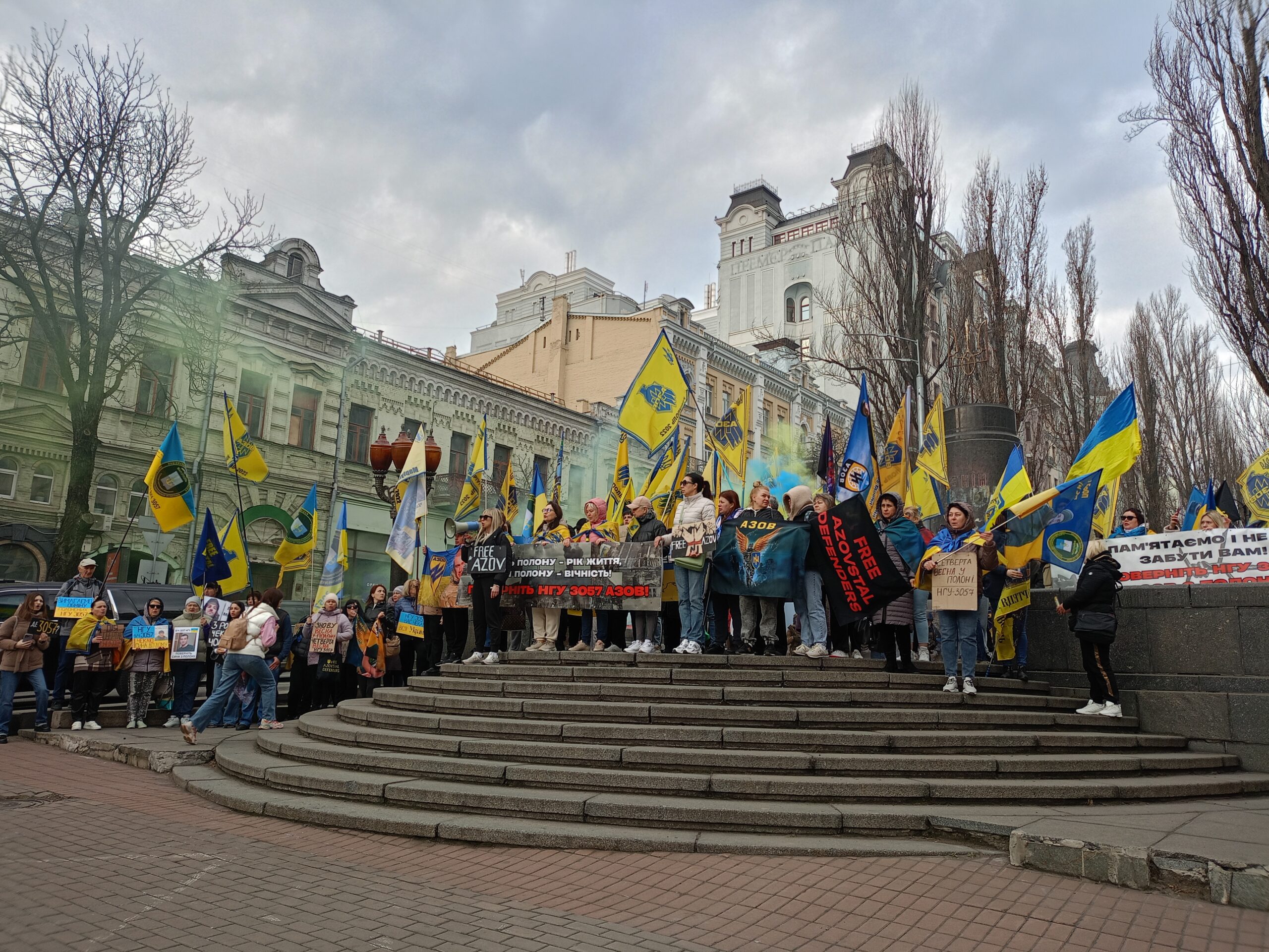 Стаття: У Києві пройшла хода на підтримку полонених азовців