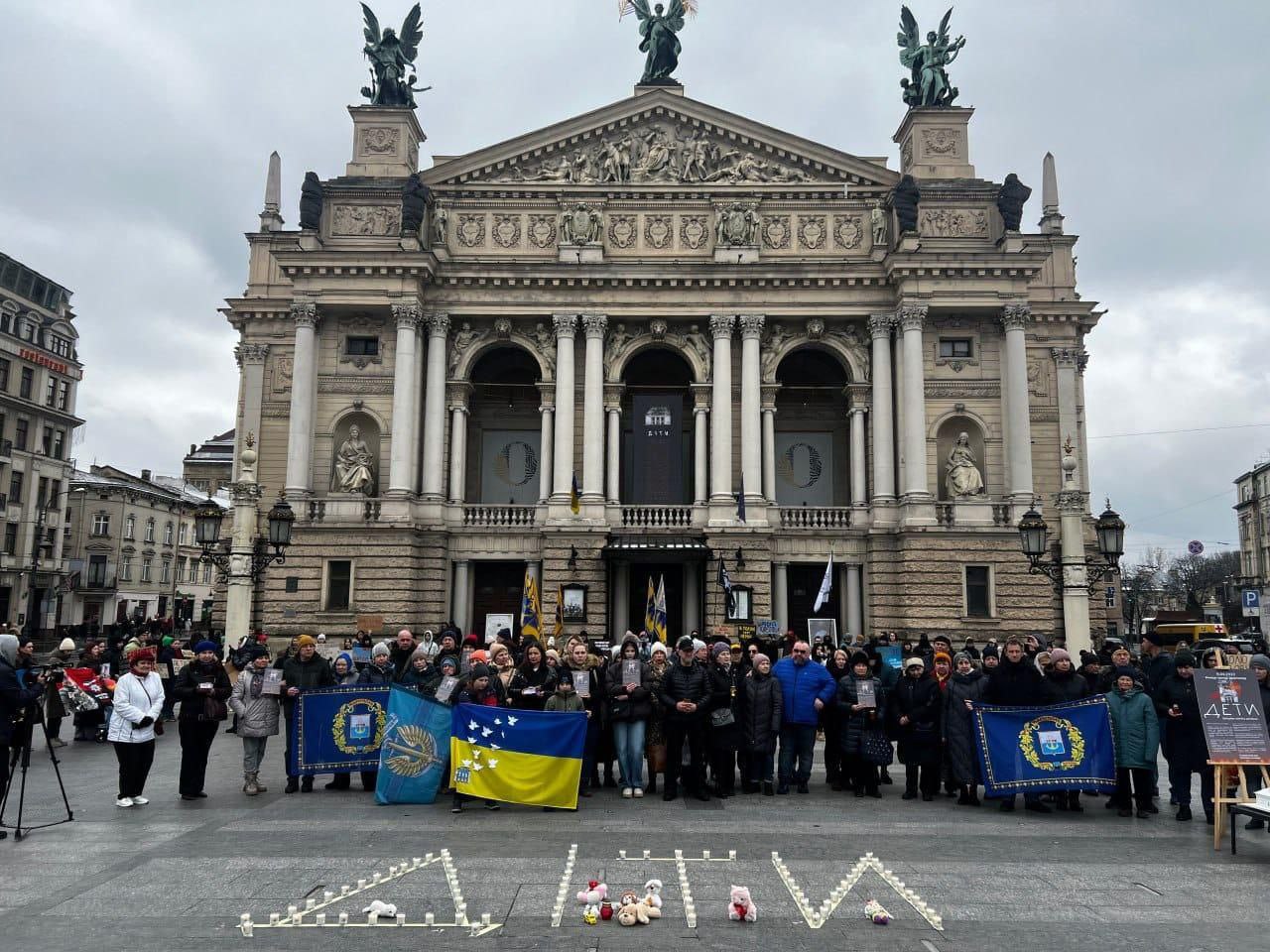 Стаття: 79 українських театрів вшанували пам’ять загиблих у драмтеатрі Маріуполя