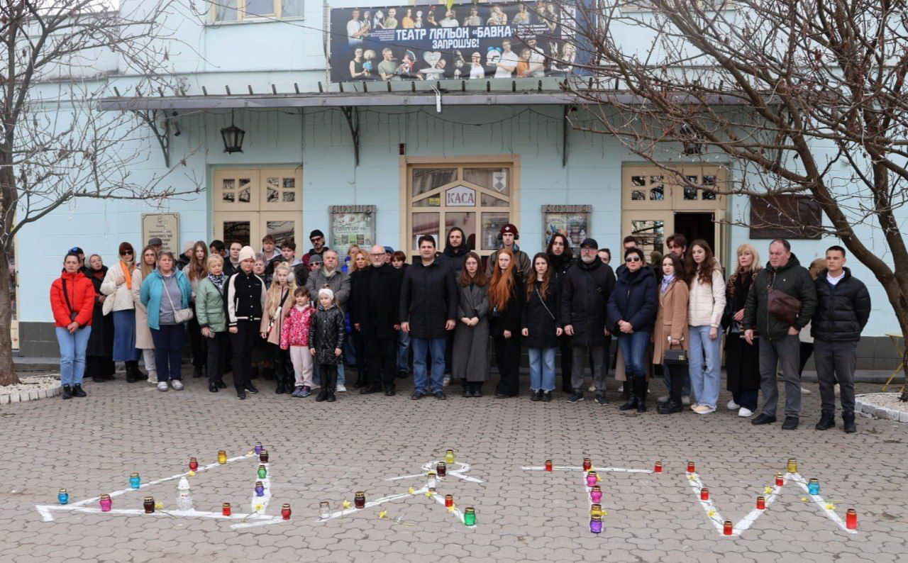 Зображення посту: 79 українських театрів вшанували пам’ять загиблих у драмтеатрі Маріуполя