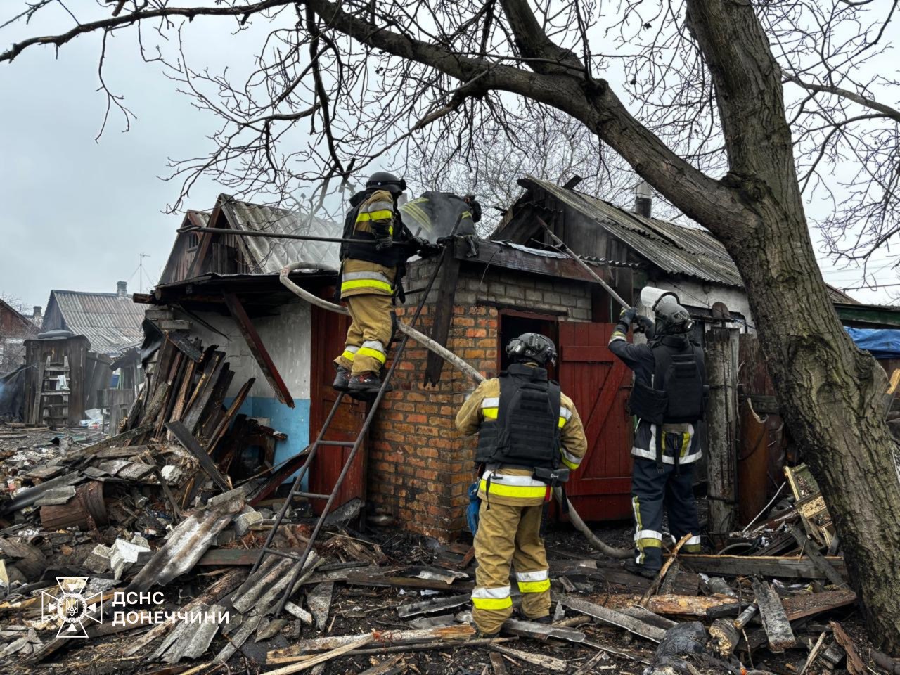 Зображення посту: У Родинському внаслідок обстрілу зайнялася пожежа