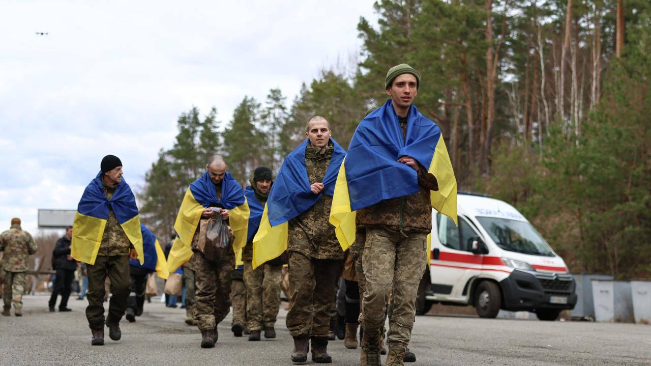 Стаття: Україна повернула 197 військових з російського полону