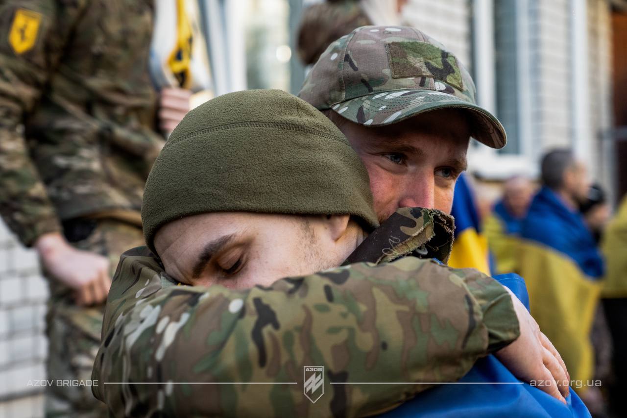 Зображення посту: З російського полону повернулися шість азовців, які обороняли Маріуполь