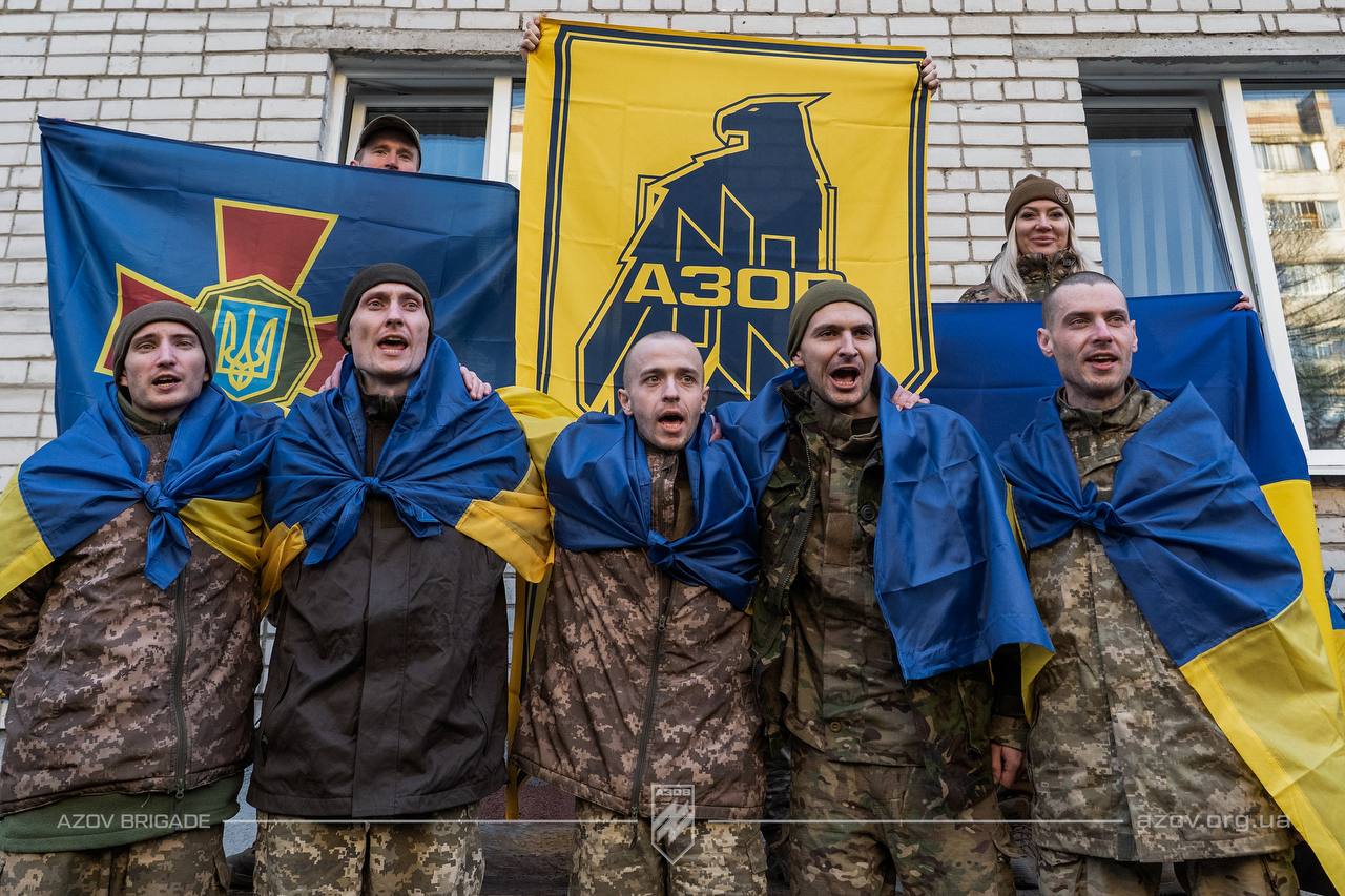 Зображення посту: З російського полону повернулися шість азовців, які обороняли Маріуполь