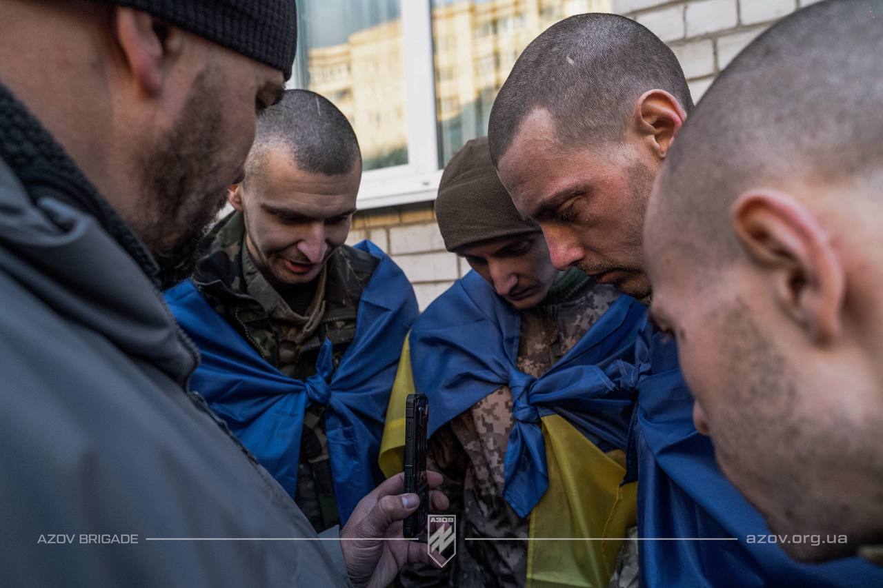 Зображення посту: З російського полону повернулися шість азовців, які обороняли Маріуполь