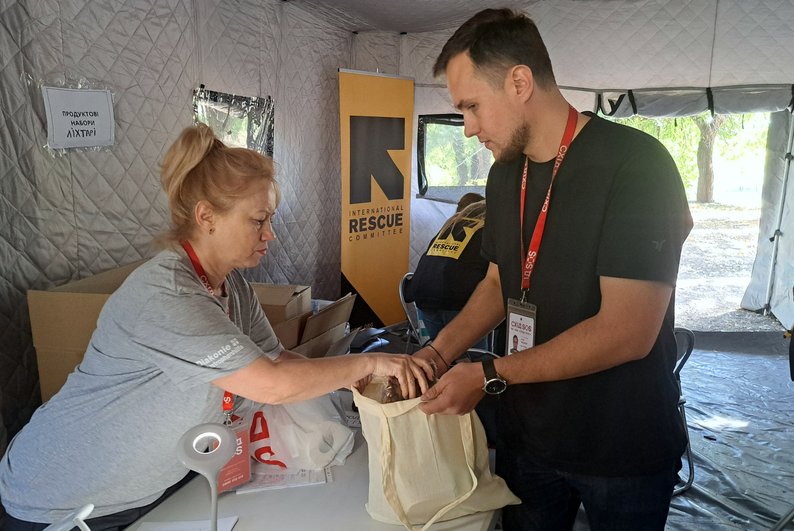 Зображення посту: «По всій Україні стріляють, то краще загинути вдома». Як «Білі янголи» вмовляють людей на евакуацію