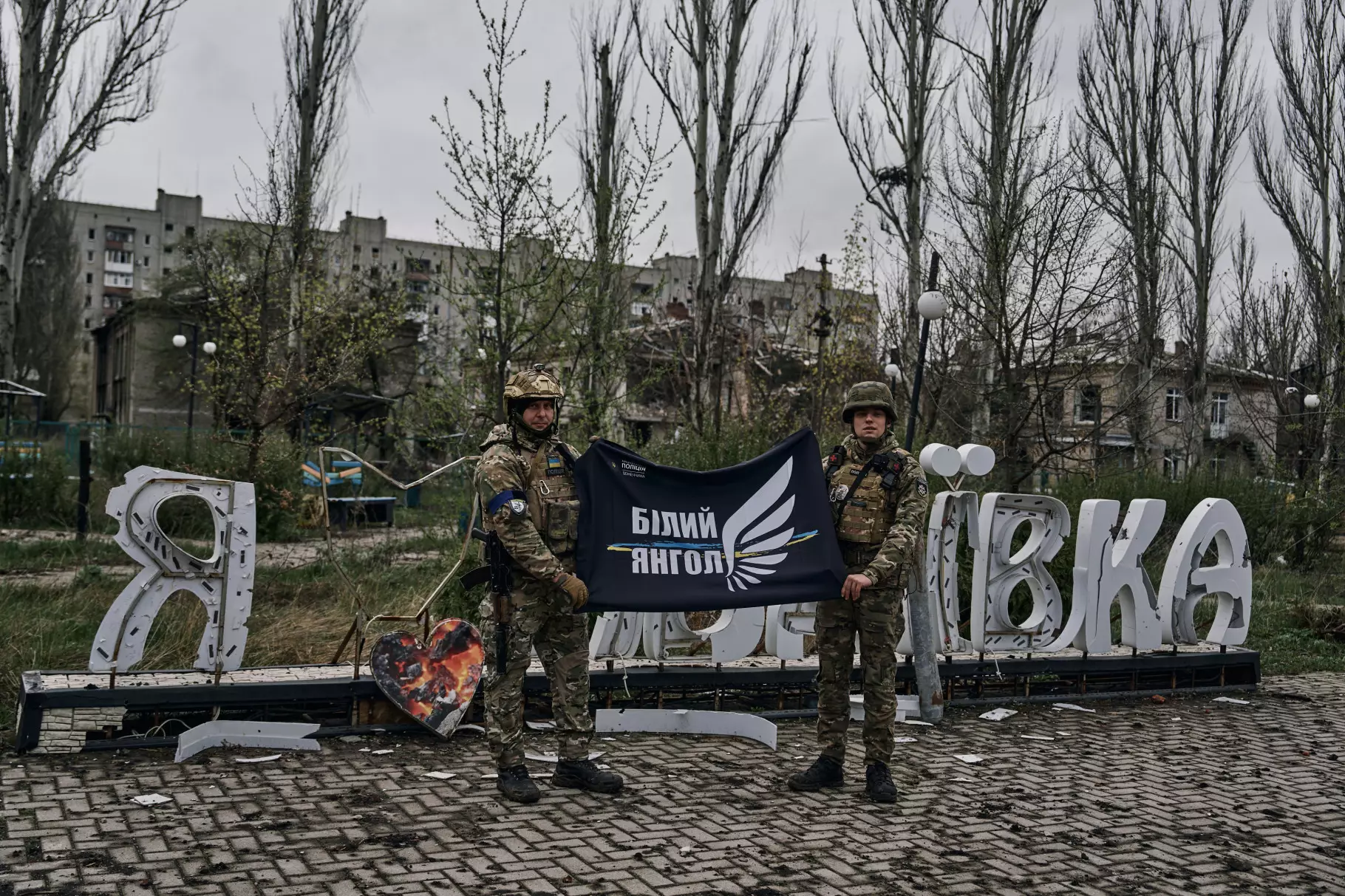 Зображення посту: «По всій Україні стріляють, то краще загинути вдома». Як «Білі янголи» вмовляють людей на евакуацію