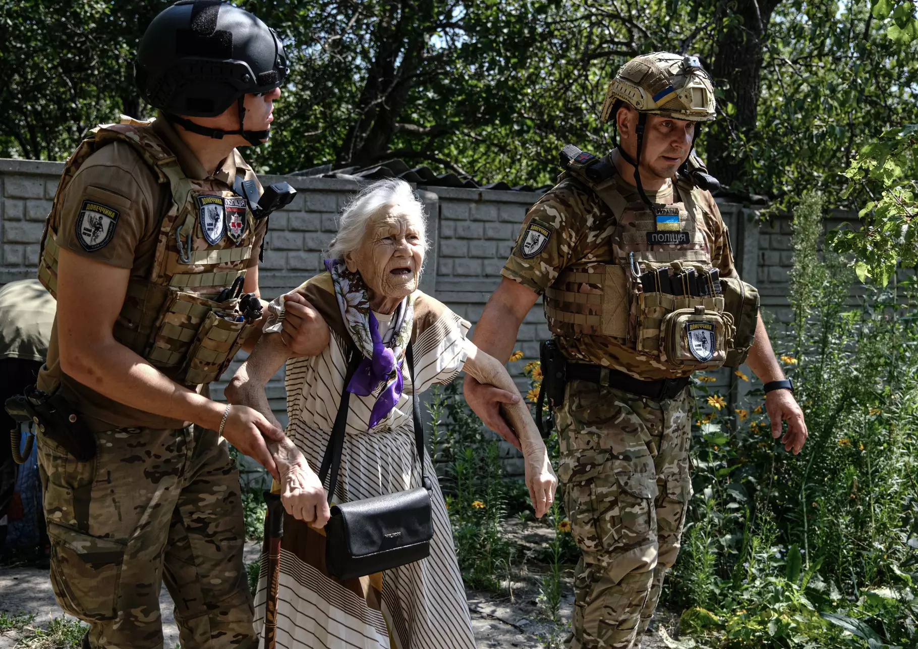 Зображення посту: «По всій Україні стріляють, то краще загинути вдома». Як «Білі янголи» вмовляють людей на евакуацію