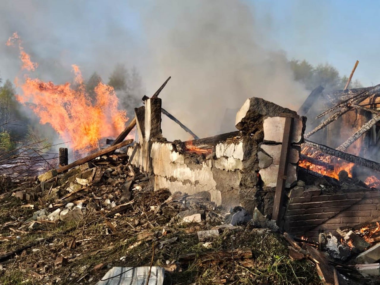 Стаття: Окупанти скинули бомбу на житловий будинок в Лиманській громаді: двоє людей загинули, ще одна поранена