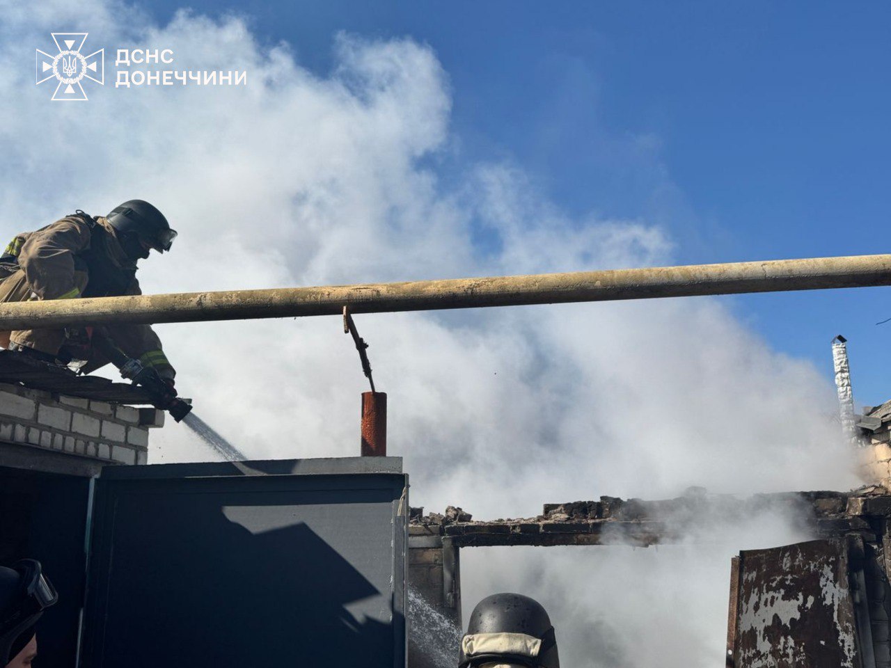 Зображення посту: На Донеччині внаслідок обстрілів спалахнули пожежі: є загиблі та поранені