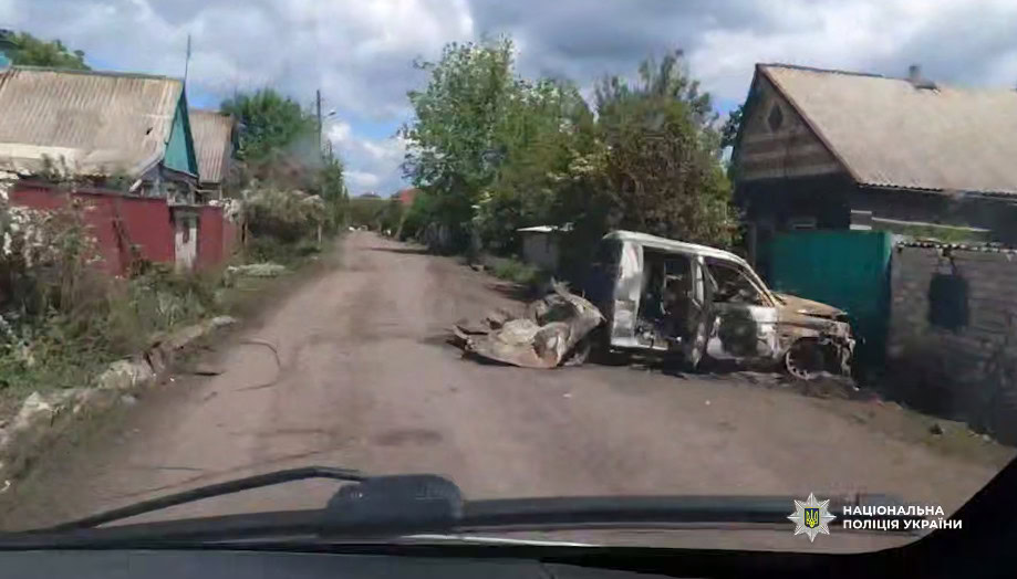Зображення посту: Поліція та волонтери вивезли двох мешканців із зруйнованого району Покровська