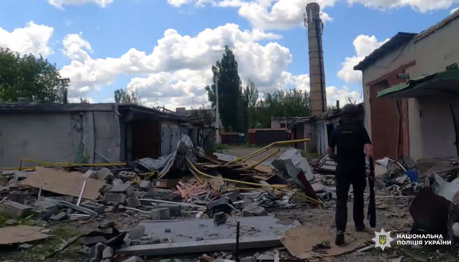 Зображення посту: Поліція та волонтери вивезли двох мешканців із зруйнованого району Покровська